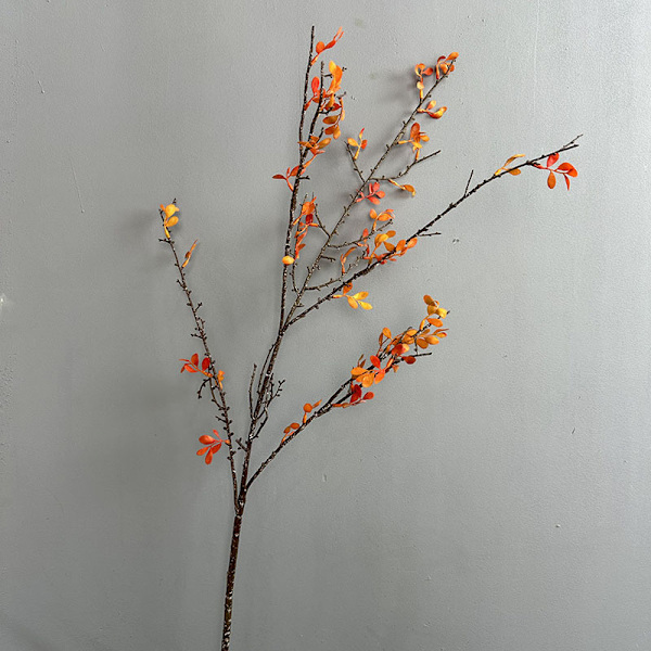 Keinotekoiset syksyn oksat, tekolehdet, villit oksat, metsätyylinen kukka Dead branches autumn leaves orange
