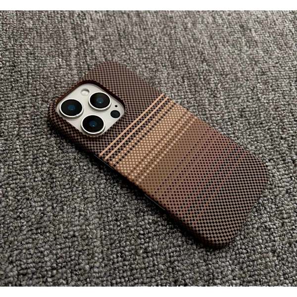 Etui til iPhone 16 Plus Karbonfibertekstur Magnetisk Slank Profil Brun