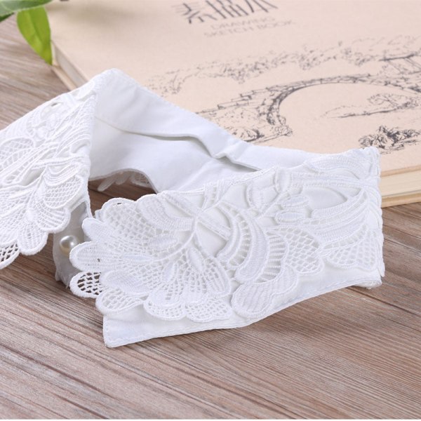 Dame falsk krage Avtakbar halv Blomsterblonder Perle Front Bu White