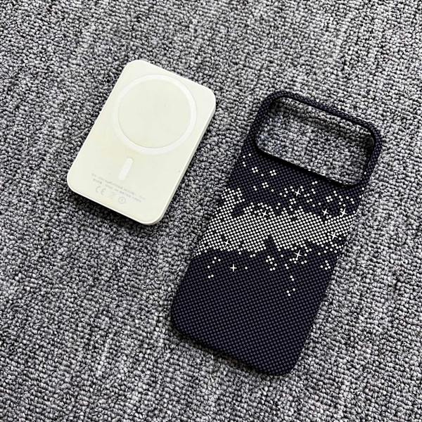 Etui til iPhone 17 Pro kulfibertekstur magnetisk sort Noz33478