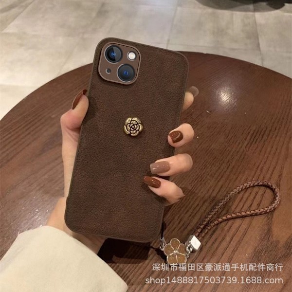 Etui til iPhone 15 Pro Max Mørkebrun + kamelia + med kort armbånd [månegrube mønster] ins måneformet lædertekstur retro kreativ helkrops