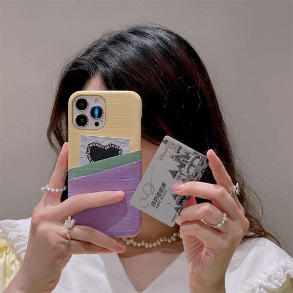 Fodral för iPhone 15plus Gul+Lila Krokodilmönster Plånbok med Korthållare lädertextur