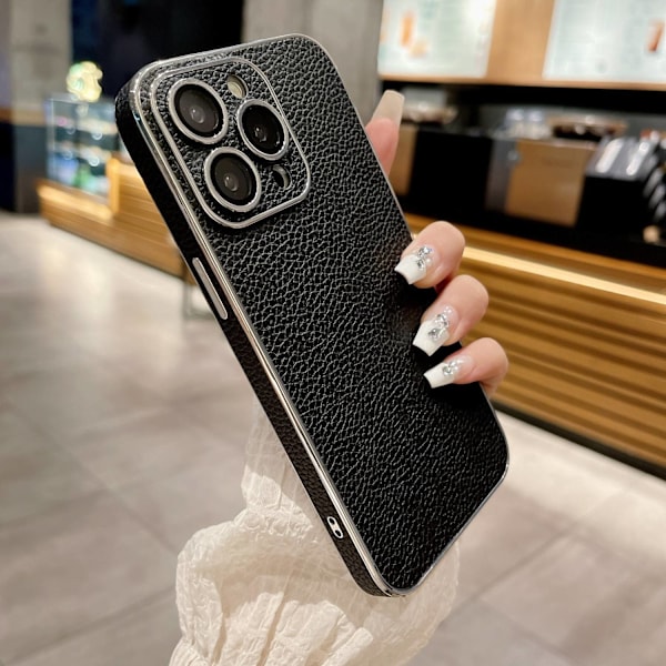 Kotelo iPhone 15 Pro Max -puhelimelle linssikalvolla \"lychee black\" galvanoidulla hopeareunalla, kivetty nahkakuvio, linssin hopeapinnoitus, koko vartalon suoja