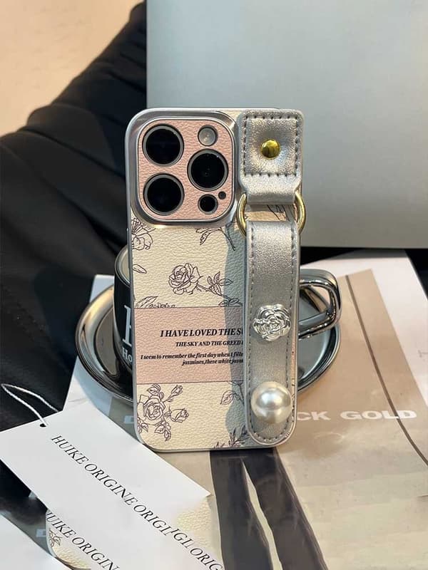 Etui til iPhone 15 Plus metalring galvanisering - rose + sølv kamelia armbånd temperament kamelia håndled læder tekstur