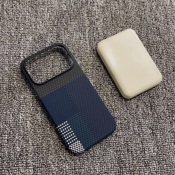 Etui til iPhone 13 Pro karbonfibertekstur magnetisk blå Noz33586