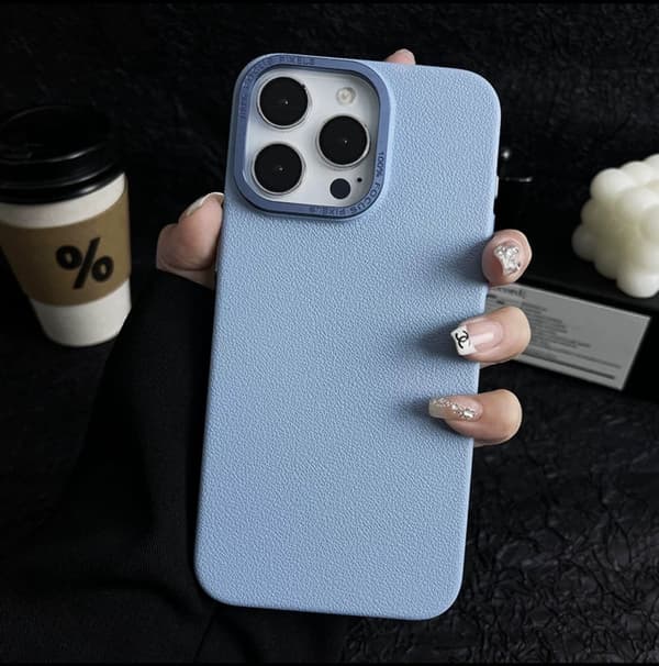 Etui til iPhone 16 Far Peak Blue Frostet hardware Pebbled lædermønster