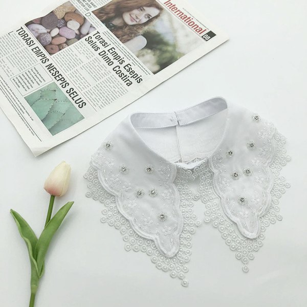 Dame falsk krage Avtakbar halv H-sydd Perlebrodert White
