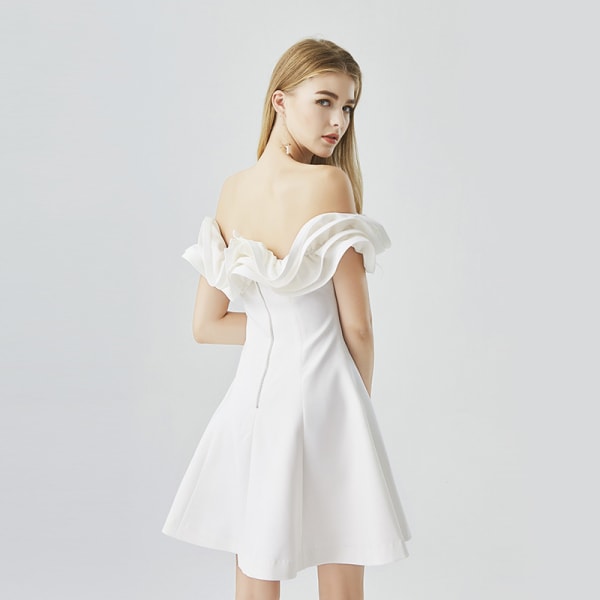 Festklänning Elegant slimmad och axelhålklänning med volang White XS