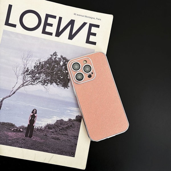 Kotelo iPhone 16:lle linssikalvolla \"Denim Pink\" galvanoidulla hopeareunalla, kivikuvioitu nahkarakenne, linssin hopeapinnoitus, koko vartalon suoja