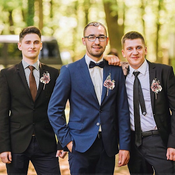 8 Boutonniere-setti miehille häihin, tumman ruusunpunaiset keinotekoiset kukat sulhaselle, bestmanille, rustiikkiset vintage-häät, seremonia, vuosipäivä, tanssiaiset, juhlatilaisuudet