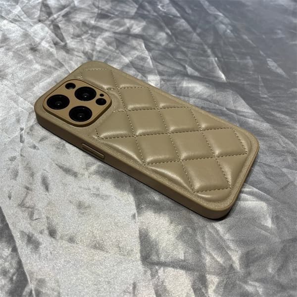 Fodral för iPhone 15 Khaki Diamantmönster dunjacka Full-Body lädertextur