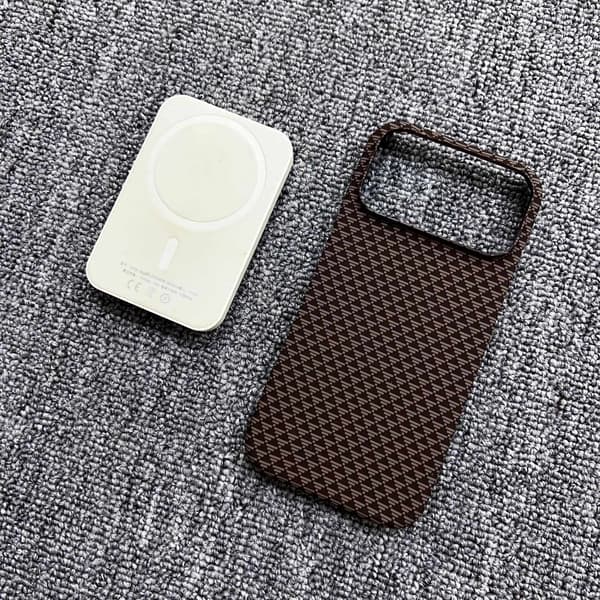 Fodral för iPhone 17 Air kolfibertextur magnetisk guld Noz33413