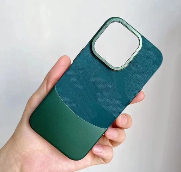 Skal för iPhone 15 Plus grön Kamouflage Blandade Material Metall Linsduk Lädertextur
