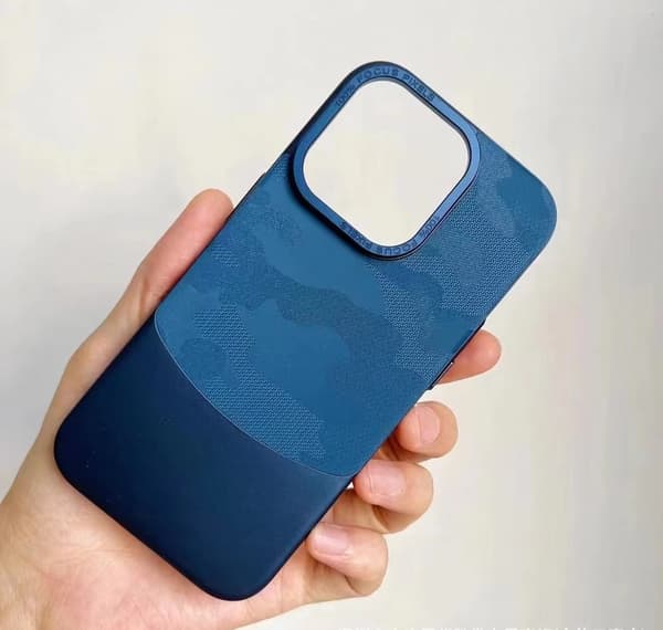 Fodral för iPhone 13 Pro Max Mörkblå Kamouflage Blandade Material Metall Linsduk Lädertextur