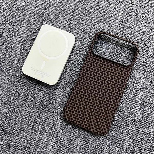 Etui til iPhone 16 Pro Max Karbonfibertekstur Magnetisk Gull Noz33416