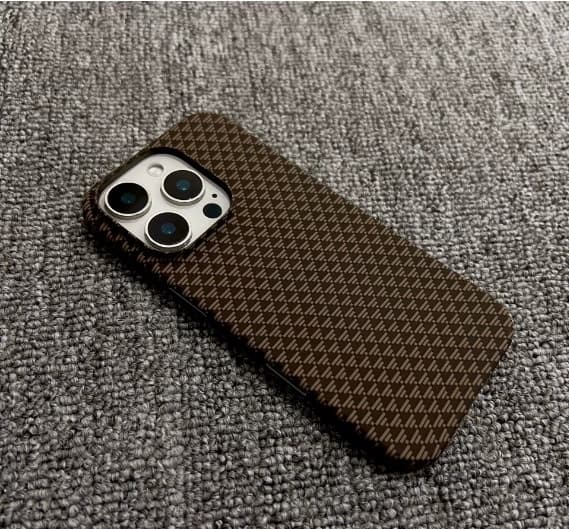 Etui til iPhone 16 Pro kulfibertekstur magnetisk slank profil