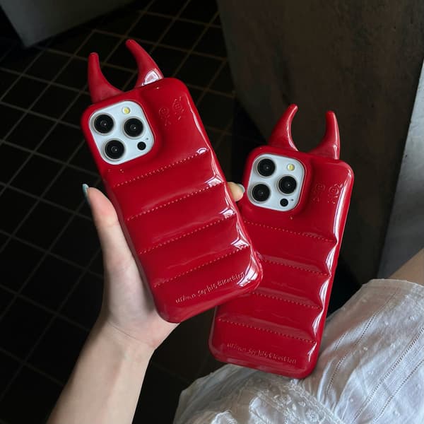 Fodral för iPhone 15 Red-horn Wind lädertextur 3D djävulstentakler internetkändis