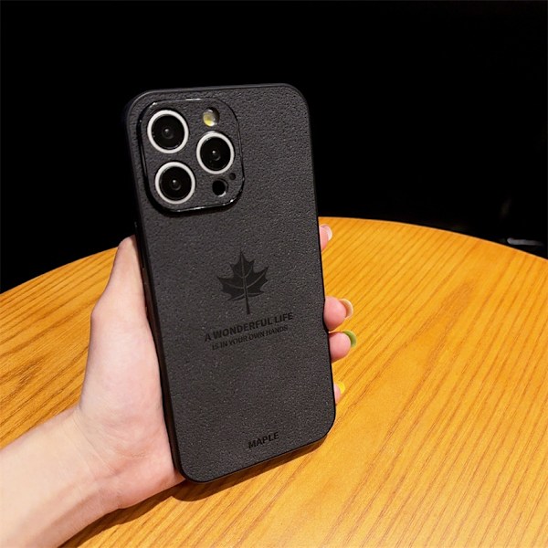 Kotelo iPhone 16 Plus -puhelimelle, musta, vaahteranlehti, puristettu nahkakuvio, hienot huokoset, bisnestyyli