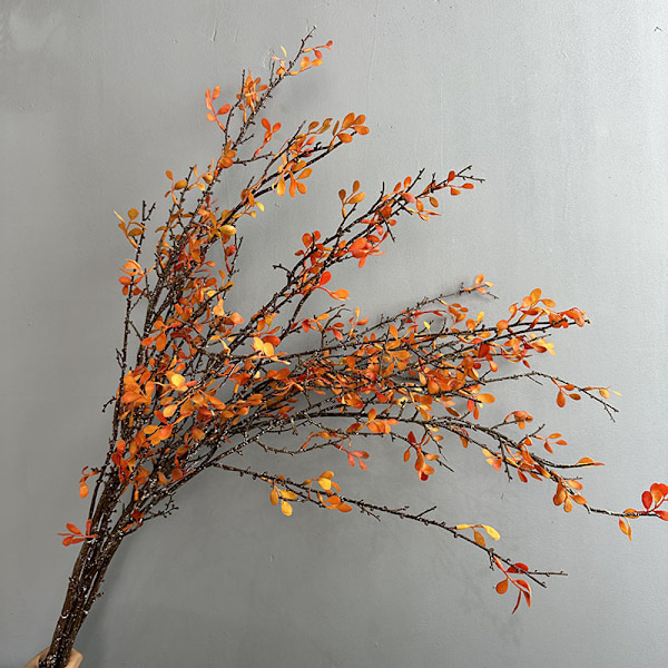 Keinotekoiset syksyn oksat, tekolehdet, villit oksat, metsätyylinen kukka Dead branches autumn leaves red