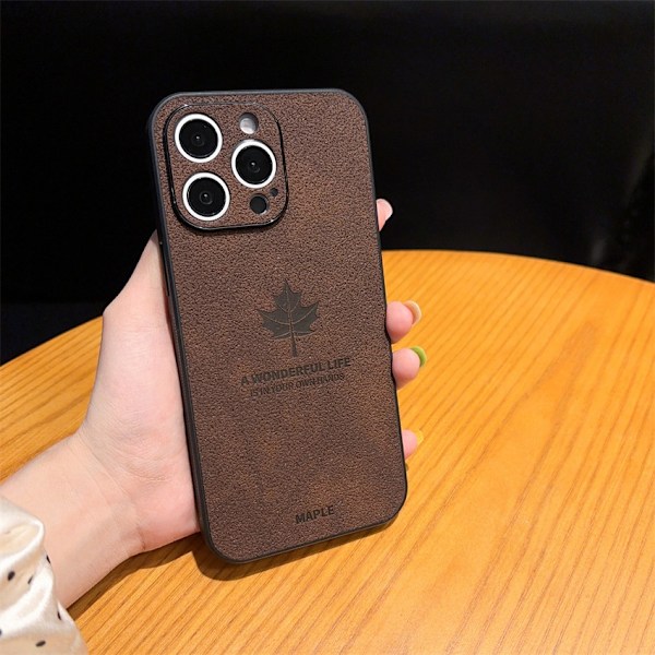 Fodral för iPhone 16pro Mörkbrun Lönnlöv pressad lädertextur fina porer business exteriör