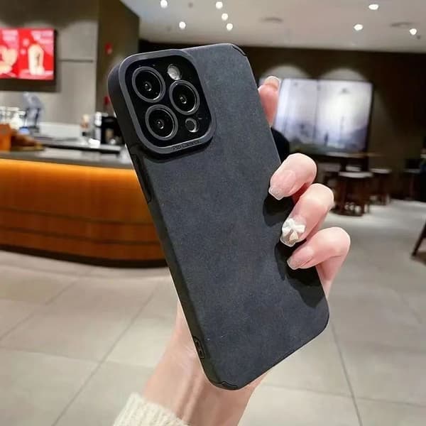Fodral för iPhone 14 6.1 Dominerande svart skinnplyschläder