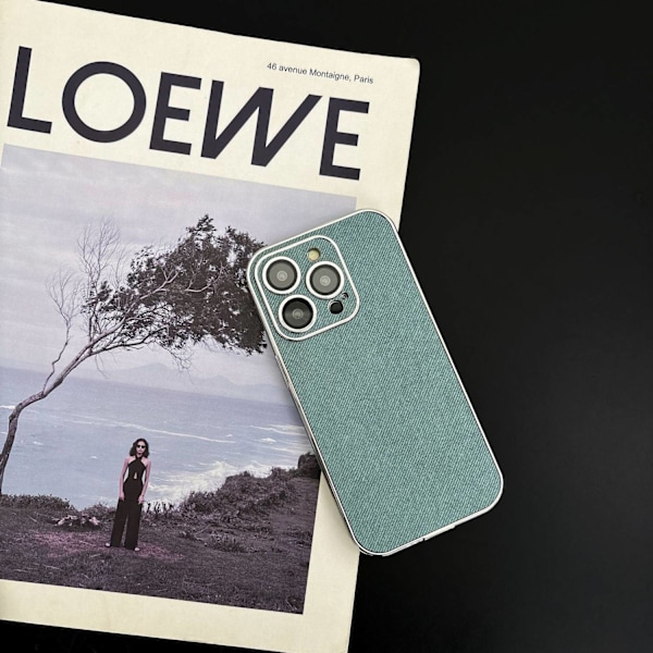 Fodral för iPhone 16 Plus med linsskydd \"Denim Green\" elektropläterad silverkant, texturerat läder, lins silverpläterad helkroppsskydd