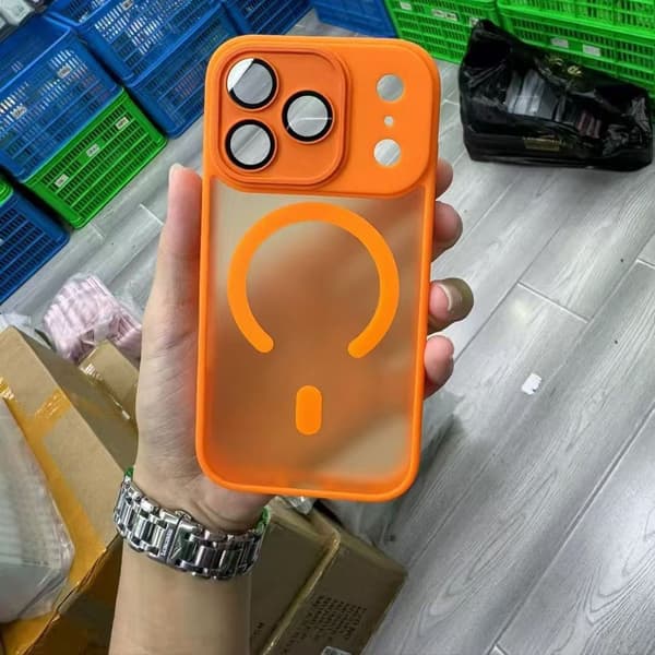 Etui til iPhone 13 med frostet linsedetalj