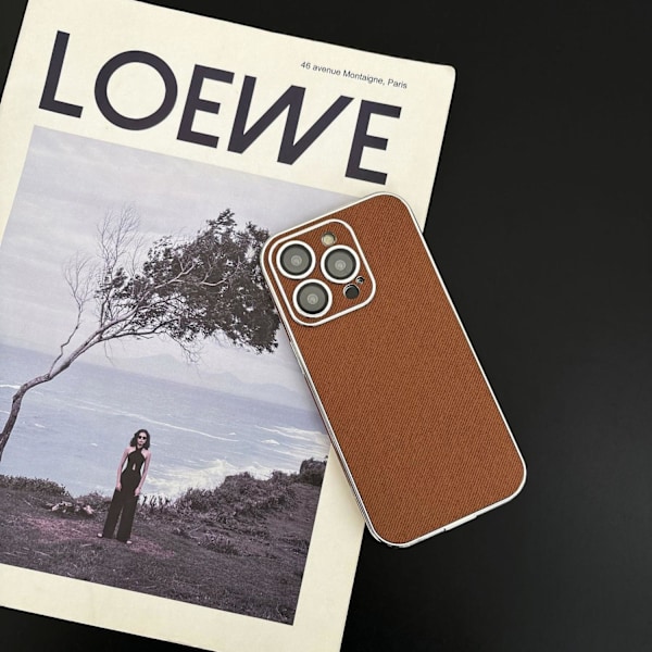 Fodral för iPhone 16 Pro Max med linsskydd \"Denim Brown\" elektropläterad silverkant, texturerat läder med småsten, lins silverpläterad helkropp