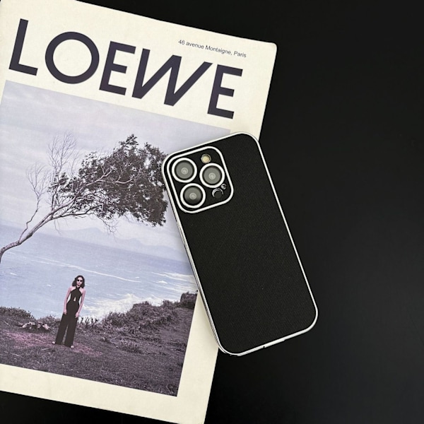 Kotelo iPhone 13 Prolle linssikalvolla \"Denim Black\" galvanoidulla hopeareunalla, kivikuvioitu nahkarakenne, linssin hopeapinnoitus, koko vartalon suoja