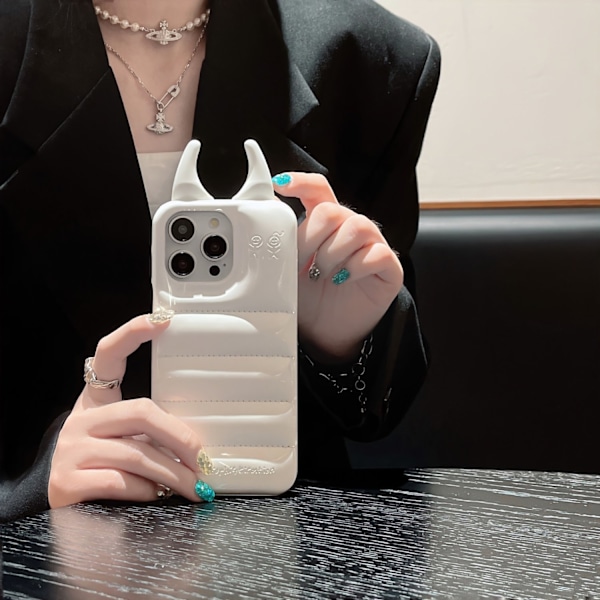 Fodral för iPhone 16Pro White-horn Wind lädertextur 3D djävulstentakler internetkändis