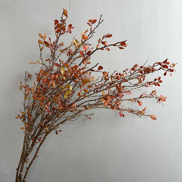 Keinotekoiset syksyn oksat, tekolehdet, villit oksat, metsätyylinen kukka Dead branches autumn leaves red