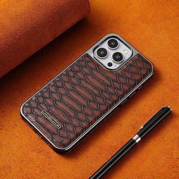 Etui til iPhone 16 Pro 6,1-tommer 【Mørkebrun】 Slangemønster ◆Elektroplettering + stort hul Luksuslæder Fuld krop