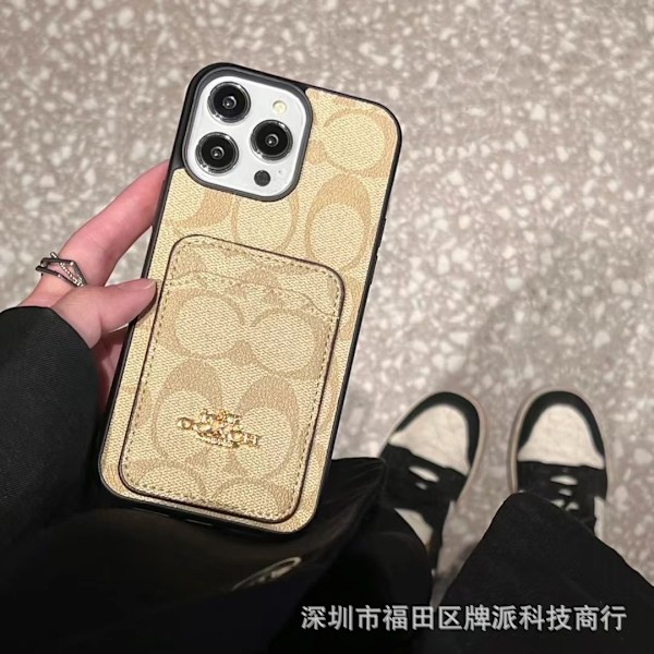 iPhone 14 Pro -kotelo, khaki-lompakko korttipidikkeellä, suurta merkkiä olevaa nahkaa