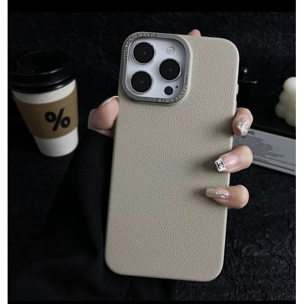 Kotelo iPhone 13 Titanium Gray himmeälle laitteistolle, jossa on kivikuvioinen nahkakuvio