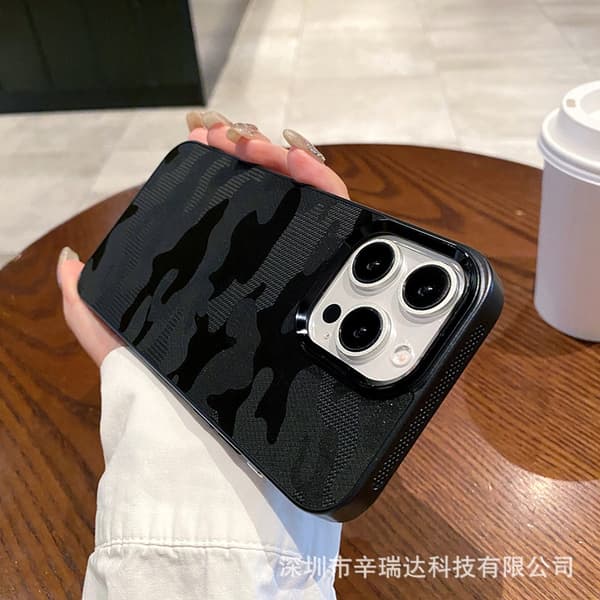 Etui til iPhone 13 Pro, sort camouflage læder, varmeafledning, kanttekstur, Full-Body