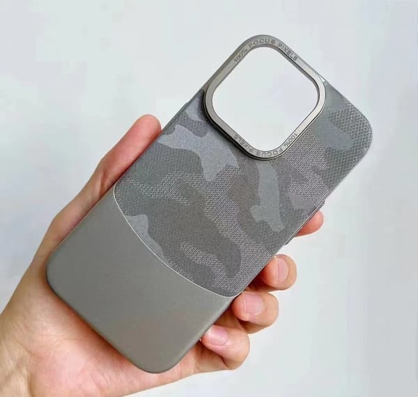 Fodral för iPhone 13 Pro Titanium Grå Kamouflage Blandade Material Metall Linsduk Lädertextur