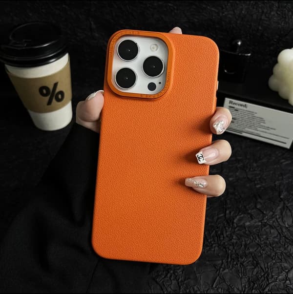 Etui til iPhone 15 PLUS orange farve Frostet hardware Pebbled lædermønster