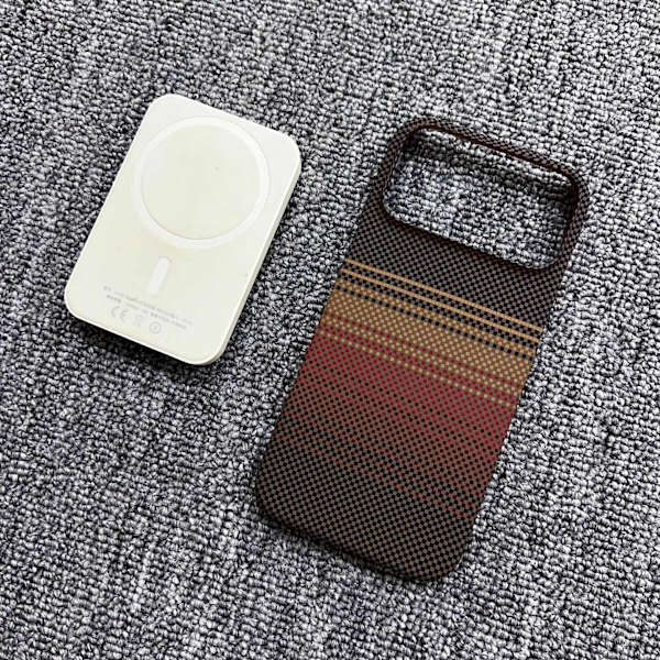Etui til iPhone 13 Pro Max Karbonfibertekstur Magnetisk Gull Noz33377