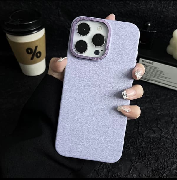 Etui til iPhone 15 Taro Purple Frosted hardware Pebbled leather pattern