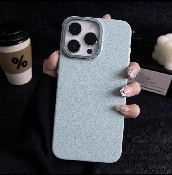 Etui til iPhone 16 Lyseblå Frostet maskinvare Pebbled lærmønster