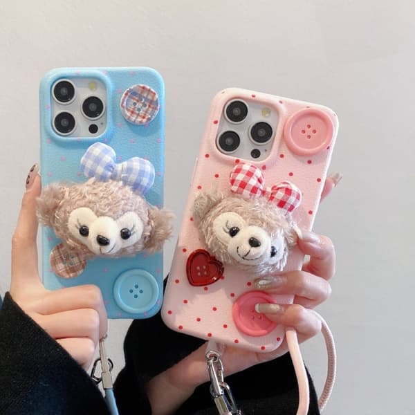 Etui til iPhone 16PLUS Pink og røde prikker + plys ShellieMay-knapper lædermønster plys Duffy bjørn blød
