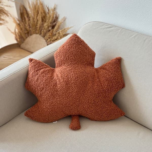 Höstkudde Maple röd bouclé