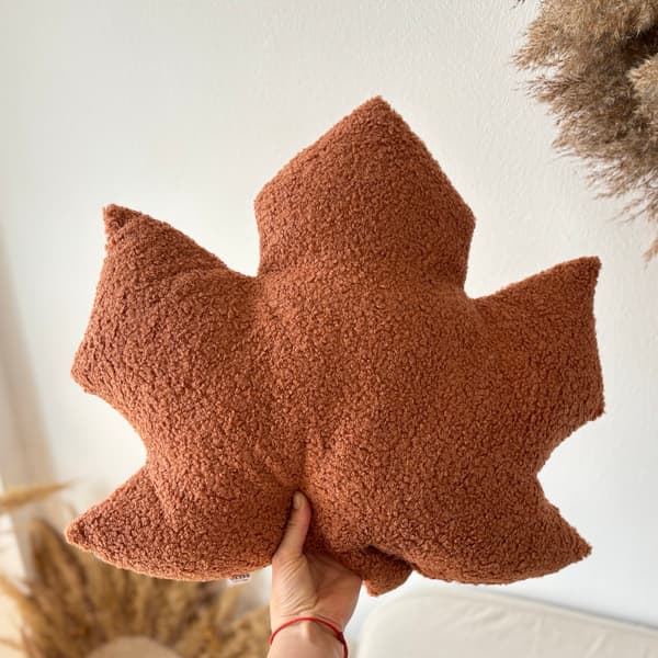 Höstkudde Maple röd bouclé