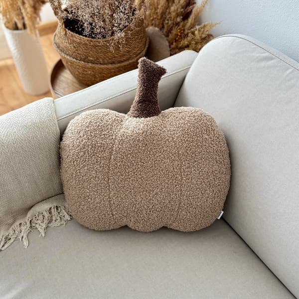 Pumpaformad höstkudde i beige, tillverkad av bouclé "lamm"-tyg