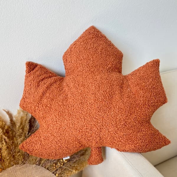 Höstkudde Maple röd bouclé