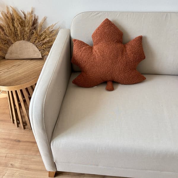 Höstkudde Maple röd bouclé