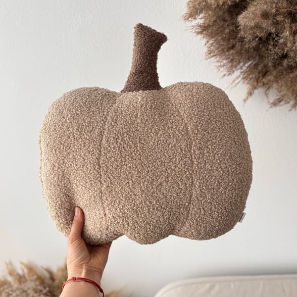 Pumpaformad höstkudde i beige, tillverkad av bouclé "lamm"-tyg