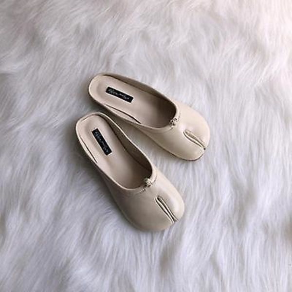 Tabi Ninja Skor Kvinna Mikrofiber Läder Bekväma plattor Delad tå Tofflor Mjuk botten Loafers Rejäla shorts dammockasiner 35-40 white slippers 7.5