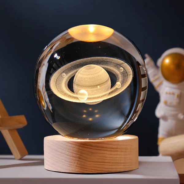 Kreativ kristallkula Saturnus med inre snidad cirkulär lysande bas separate crystal ball