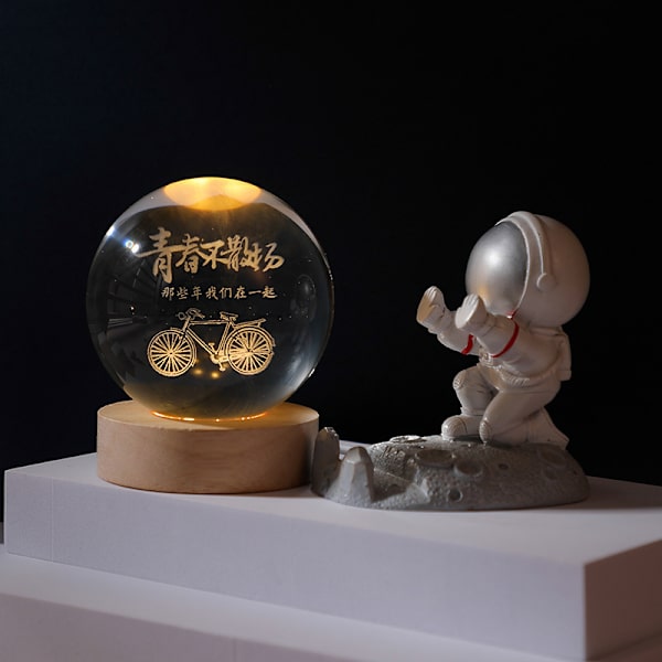 Kreativ kristallkula med rund lysande bas snidad inuti, ungdomen tar aldrig slut separate crystal ball